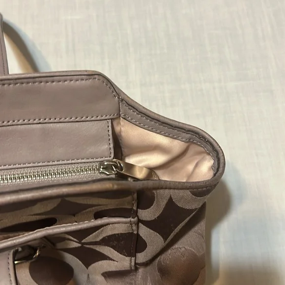 Coach Taylor OP Art Alexis Carryall. Inside zip. Zip Top Closure. - Picture 7 of 10
